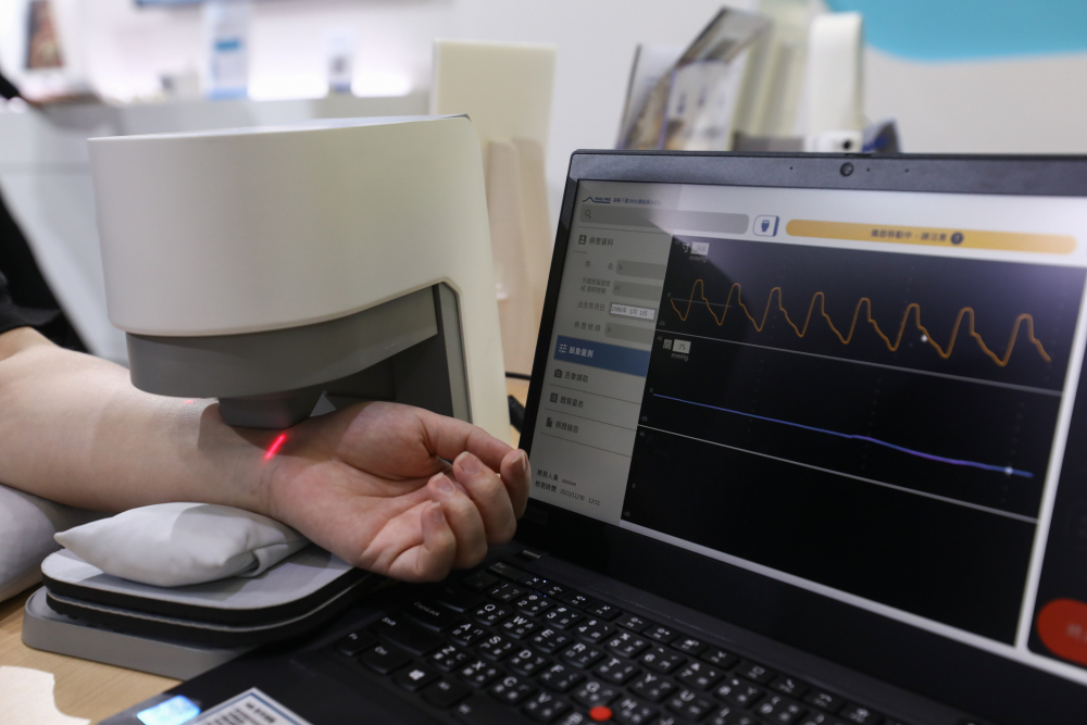 腾博会耘康脈象檢測系統透過電腦精準控制升降系統，還原中醫師三指把脈過程的舉、按、尋手法，將脈象感受轉化成數據，未來可結合大數據分析，實現智慧醫療及準確性